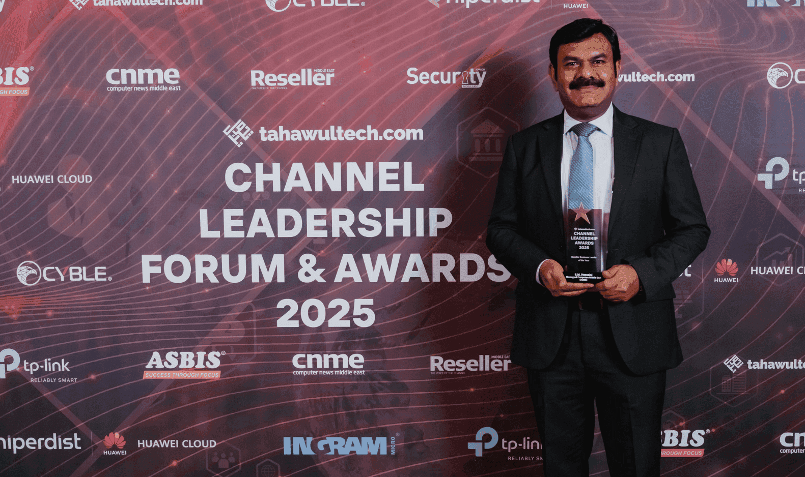 S.M. Hussaini CEO of ACME receiving Reseller Business Leader of the Year 2025 award Dubai